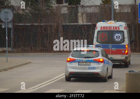 Ambulanza e polizia - partenza dalla scena di un incidente stradale. Foto Stock