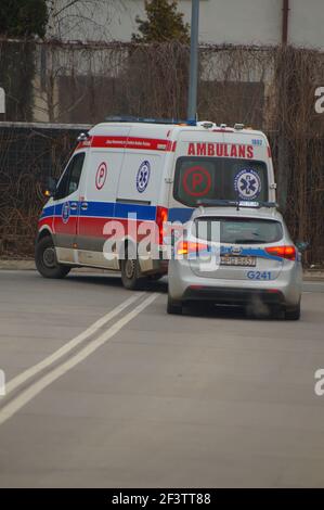 Ambulanza e polizia - partenza dalla scena di un incidente stradale. Foto Stock