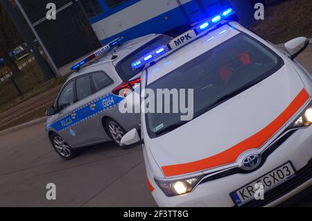 Ambulanza e polizia - partenza dalla scena di un incidente stradale. Foto Stock