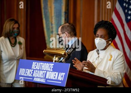 Il rappresentante degli Stati Uniti Sheila Jackson-Lee (democratico del Texas) offre osservazioni in una conferenza stampa sulla violenza contro le donne Act, presso il Campidoglio degli Stati Uniti a Washington, DC, mercoledì 17 marzo 2021. Credito: Rod Lammey/CNP /MediaPunch Foto Stock