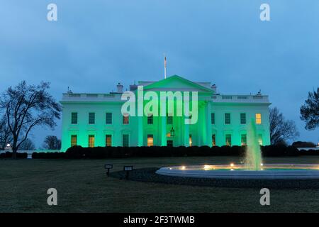 Washington, Stati Uniti d'America. 17 Marzo 2021. La Casa Bianca a Washington, DC, è illuminata a luce verde in occasione della festa di San Patrizio, 17 marzo 2021. Credit: Chris Kleponis/Pool/Sipa USA Credit: Sipa USA/Alamy Live News Foto Stock