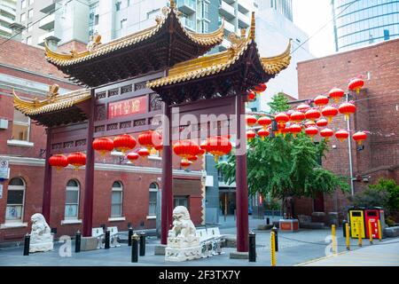 Chinatown nel centro di Melbourne con lanterne rosse in mostra Fuori in uno spazio pubblico, Victoria, Australia Foto Stock