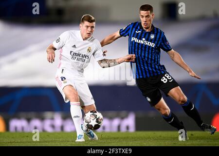 Madrid, Spagna - 16 marzo 2021: Toni Kroos (L) del Real Madrid CF viene sfidato da Mario Pasalic di Atalanta BC durante il turno di UEFA Champions League del 16 secondo turno di calcio tra Real Madrid CF e Atalanta BC. Il Real Madrid CF ha vinto 3-1 su Atalanta BC. Credit: Nicolò campo/Alamy Live News Foto Stock