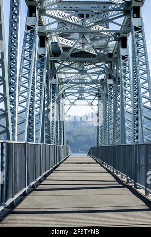 Sulla pista ciclabile del ponte Coeur d'Alenes presso l'Heyburn state Park nell'Idaho. Foto Stock