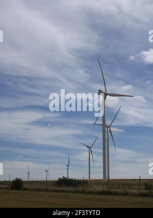 La compagnie du vent turbine eoliche in Francia rurale Foto Stock