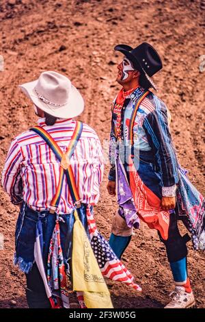 Due clown di rodeo professionali o i bullfighter in faccia dipingono e costumi colorati in un rodeo di una piccola città del New Mexico. Il lavoro del clown è di pro Foto Stock