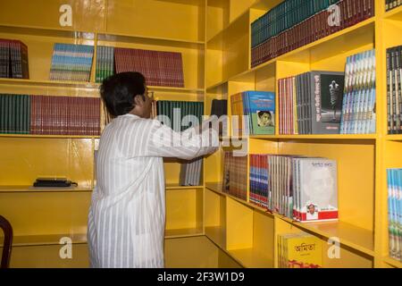 Dhaka, Bangladesh. 17 Marzo 2021. La Fiera del Libro che si prepara per l'ultima volta prima di iniziare. Ogni anno è stato iniziato il mese di febbraio e sapere come 'Amar ekushay Boi Mela', ma questo anni Corona Virus ha cambiato tutto. Ha ostacolato quasi tutti i settori. A causa del virus Corona, quest'anno il 'Amar Ekushay Boi Melaa' che accade un po' in ritardo dal momento attuale a Dhaka. (Foto di MD IBRAHIM/Pacific Press) Credit: Pacific Press Media Production Corp./Alamy Live News Foto Stock