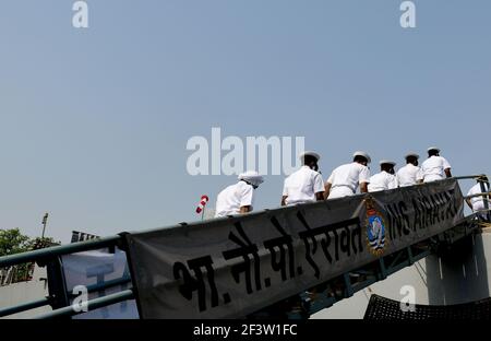 Kolkata, India. 17 Marzo 2021. La marina indiana celebra Swarim Vijay Varsh. La nave navale indiana sta visitando il diverso porto dell'India. 1971 guerra Indo-Pak Swarnim Vijay Varsh vittoria fiamma ricevuta a Kolkata. (Foto di Suvrajit Dutta/Pacific Press) Credit: Pacific Press Media Production Corp./Alamy Live News Foto Stock