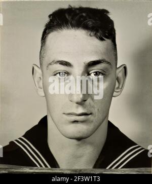 1952 , USA : IL celebre politico americano LGBT attivista HARVEY MILK ( 1930 - 1978 ), quando era giovane marinaio militare nel corpo della Marina degli Stati Uniti , commissionato come Ensign . il primo ufficiale eletto apertamente gay nella storia della California, dove fu eletto , 18 gennaio 1978 , al Consiglio di sorveglianza di San Francisco . Ucciso con il sindaco di San Francisco George Moscone ( 1929 - 1978 ) da Dan White . Fotografo sconosciuto. - STORIA - FOTO STORICHE - personalità da giovane giovani - personalità personalità quando era giovane - RITRATTO - ritratto - porticciolo - marinaio - LGBT - GAY Foto Stock