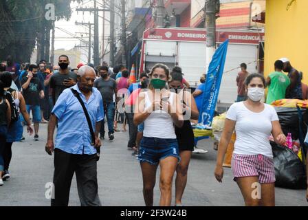 San Paolo, San Paolo, Brasile. 17 Marzo 2021. (INT) l'edificio commerciale cattura il fuoco a Sao Paulo. 17 marzo 2021, Sao Paulo, Brasile: Un edificio a due piani di abbigliamento imprese catturato fuoco a San Paolo. Sei squadre di vigili del fuoco operano sul sito per fermare l'incendio a Rua Bandeira de Mello a Santo Amaro. Credit: Adeleke Anthony Fote/TheNews2 Credit: Adeleke Anthony Fote/TheNEWS2/ZUMA Wire/Alamy Live News Foto Stock