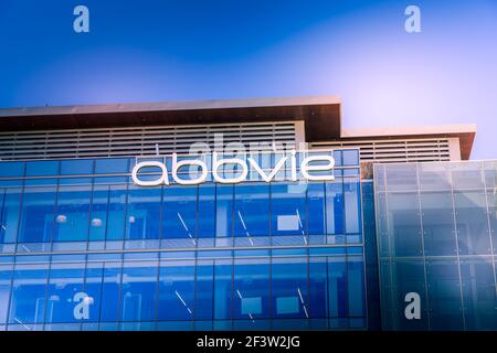 South San Francisco, CA, USA - 24 febbraio 2021: Closeup della sede aziendale di Abbvie building, una società biofarmaceutica americana con sede centrale Foto Stock