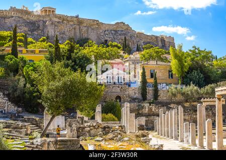 Vista sulla collina dell'Acropoli e sulle antiche rovine greche dal quartiere Plaka di Atene, Grecia. Foto Stock