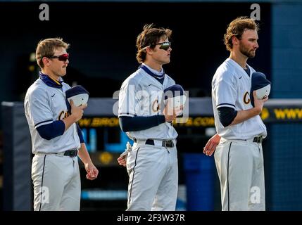 Edmond, Oklahoma, Stati Uniti. 16 Marzo 2021. Giocatori dell'Oklahoma centrale prima di una partita di baseball tra l'Oklahoma Christian Eagles e il Bronchos centrale dell'Oklahoma al Wendell Simmons Field di Edmond, Oklahoma. Grey Siegel/CSM/Alamy Live News Foto Stock