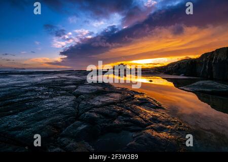 Il Castello di Bamburgh è uno dei panorami più rappresentativi del nord dell'Inghilterra, situato sulla costa del Northumberland, in Inghilterra Foto Stock