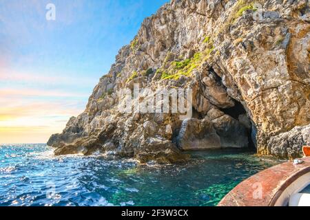 Vista da una barca vicino alla grotta Blue Eye sulla costa dell'isola greca di Corfù, Grecia. Foto Stock