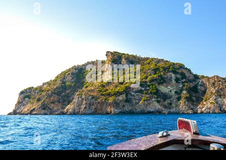 Vista da un piccolo motoscafo di Monkey Rock vicino alla Baia di Paleokastritsa e alla spiaggia sull'isola di Corfù, Grecia. Foto Stock