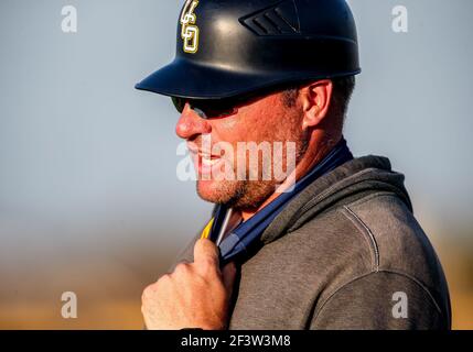 Edmond, Oklahoma, Stati Uniti. 16 Marzo 2021. Central Oklahoma Head Coach John Martin durante una partita di baseball tra l'Oklahoma Christian Eagles e il Central Oklahoma Bronchos al Wendell Simmons Field di Edmond, Oklahoma. Grey Siegel/CSM/Alamy Live News Foto Stock