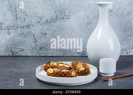 Lo Yakbap, riso glutinoso aromatizzato mescolato con miele, datteri, castagne e vino che accelera l'orecchio servito il primo giorno di luna piena del nuovo anno lunare in Corea Foto Stock