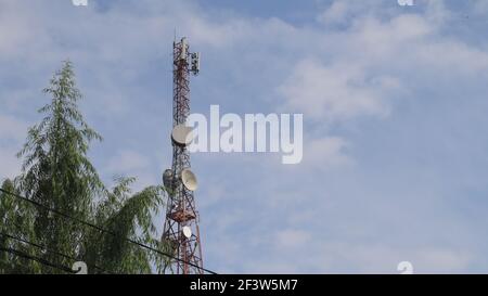 Telefono cellulare Telecomunicazioni antenna radio Torre. Telefono cellulare torre con sfondo blu cielo Foto Stock