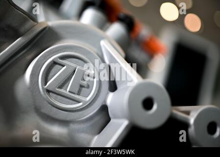 Friedrichshafen, Germania. 09 febbraio 2021. Il logo di ZF Friedrichshafen AG è visibile su un motore elettrico del fornitore automobilistico. Credit: Felix Kästle/dpa/Alamy Live News Foto Stock