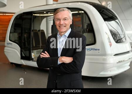Friedrichshafen, Germania. 09 febbraio 2021. Wolf-Henning Scheider, Amministratore Delegato (CEO) di ZF Friedrichshafen AG, si trova di fronte a un bus navetta autonomo dalla filiale ZF 2getthere. Credit: Felix Kästle/dpa/Alamy Live News Foto Stock