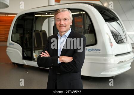 Friedrichshafen, Germania. 09 febbraio 2021. Wolf-Henning Scheider, Amministratore Delegato (CEO) di ZF Friedrichshafen AG, si trova di fronte a un bus navetta autonomo dalla filiale ZF 2getthere. Credit: Felix Kästle/dpa/Alamy Live News Foto Stock