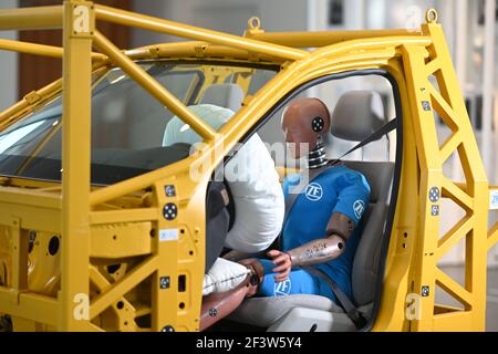 Friedrichshafen, Germania. 09 febbraio 2021. Un manichino di prova si trova in una slitta di prova, che si trova nel forum di ZF Friedrichshafen AG a scopo dimostrativo. Credit: Felix Kästle/dpa/Alamy Live News Foto Stock