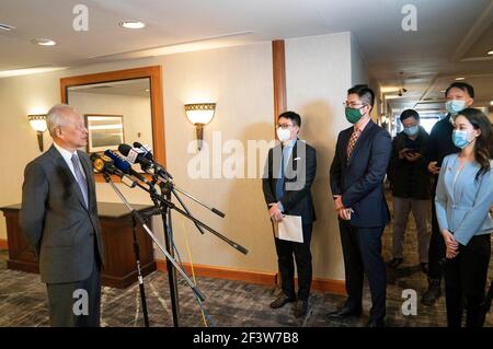 Anchorage, USA. 17 Marzo 2021. L'ambasciatore cinese negli Stati Uniti Cui Tiankai (L) parla durante un'intervista congiunta con i media cinesi ad Anchorage, Alaska, Stati Uniti, il 17 marzo 2021. Credit: Liu Jie/Xinhua/Alamy Live News Foto Stock