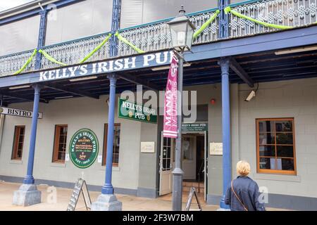 Kellys Irish pub nel centro di Mudgee con modello lady Rilasciato è fuori, NSW, Australia Foto Stock