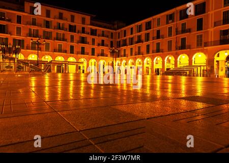 Placa Major a Palma di Maiorca , illuminata di notte . Famosa piazza pubblica con mercato dell'artigianato all'aperto e negozi Foto Stock