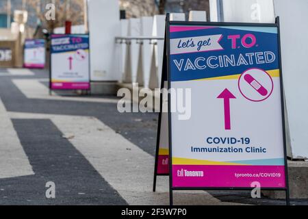 Un cartello visto al di fuori del centro di vaccinazione Metro Convention Centre di Toronto.Toronto ha lanciato il programma "Let's Get TO Vaccinated" per debellare la pandemia COVID-19. Foto Stock