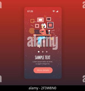 ragazza blogger commentando il processo di gioco video recensione blogging live streaming concept gamer in cuffia con gamepad che gioca ai giochi sul computer portatile Illustrazione Vettoriale