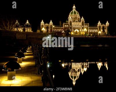 Vista notturna degli edifici del Parlamento dall'Inner Harbour Walkway, Victoria, Vancouver Island, British Columbia Foto Stock