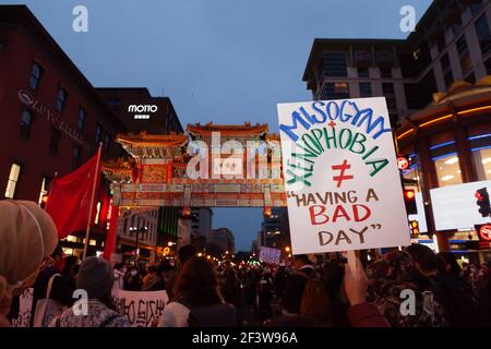 Washington, DC, USA, 17 marzo 2021. Nella foto: Una donna che protesta contro la violenza anti-asiatica porta un segno che dice che la misoginia e la xenofobia sono più gravi di un semplice giorno brutto. Questa è una critica esplicita del capitano Jay Baker, che ha detto che il sospetto nelle uccisioni termali in Georgia stava avendo un 'giorno di male reale'. Credit: Alison C Bailey/Alamy Live News Foto Stock