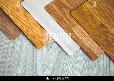 Scelta del colore laminato. Ventilatore in legno colorato per pavimenti. Campioni per parquet, scelta del colore del pavimento. Foto Stock