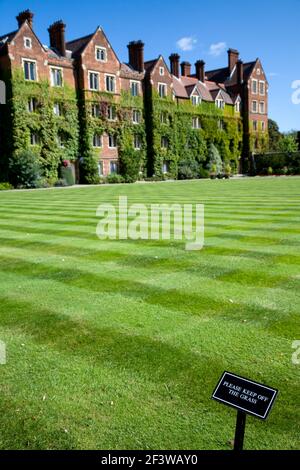 Selwyn College, Cambridge, Regno Unito con il cartello che dice tenere fuori l'erba Foto Stock