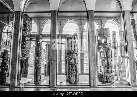 Vista della collezione di totem Coast Salish presso il Royal British Columbia Museum, Victoria, BC, Canada Foto Stock