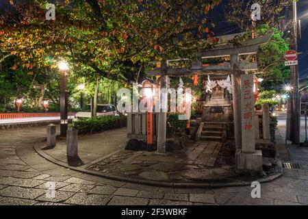 Lunga esposizione vista notturna della strada lungo il fiume Shirakawa nella zona di Gion di Kyoto, Giappone. Il santuario è stato presentato nel gioco Gran Tourismo. Foto Stock