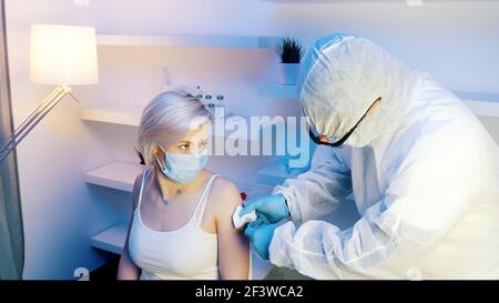 Vaccino Covid-19 o coronavirus. Medico che tiene la siringa e che usa il cotone prima dell'iniezione al paziente. Foto di alta qualità Foto Stock