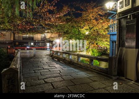 Vista notturna del ponte sul fiume Shirakawa nella zona di Gion di Kyoto, Giappone in una serata tranquilla Foto Stock