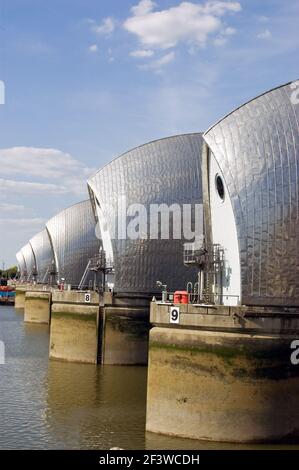 La Thames Flood Barrier si affaccia sulle rive del fiume a Greenwich, Londra. La barriera è stata costruita per evitare che il centro di Londra si allagasse. Foto Stock