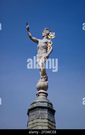 Statua di Hermes il messaggero agli dei greci che portano il suo personale d'oro intrecciato con serpenti noti come un caduceo. I Romani si riferirono al dio come Mer Foto Stock