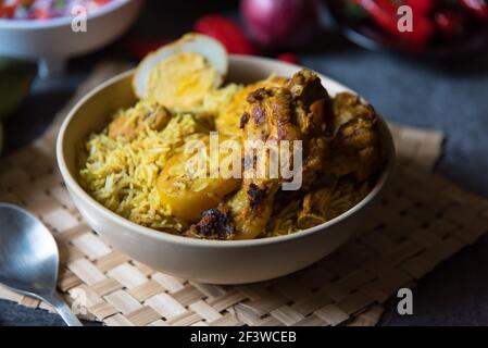 Piatto indiano biryani pollo in una ciotola Foto Stock