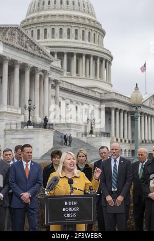 Il rappresentante degli Stati Uniti Debbie Lesko (Repubblicano dell'Arizona) ha commentato durante una conferenza stampa della House Freedom Caucus sull'immigrazione al confine meridionale, al di fuori del Campidoglio degli Stati Uniti a Washington, DC, USA, mercoledì 17 marzo, 2021. Foto di Rod Lamkey/CNP/ABACAPRESS.COM Foto Stock