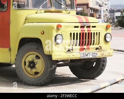 Tbilisi, Georgia. 18 marzo 2021. Parte anteriore del veicolo sovietico ZIL verniciato in giallo con strisce rosse. Foto Stock