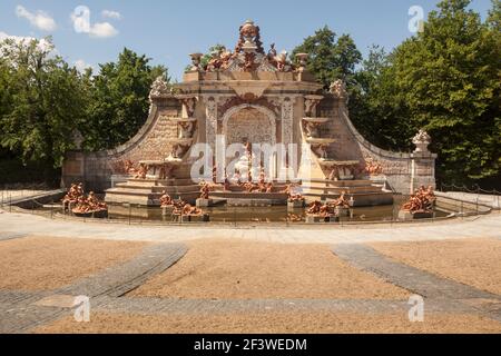 Palazzo di la Granja de San Ildefonso, Segovia. Spagna. Giardini e fontane con luce all'alba Foto Stock