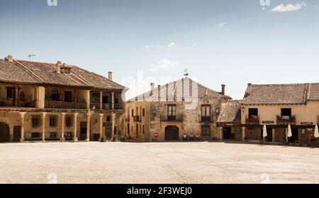 Spagna, Pedraza Villaggio medievale Piazza principale architettura tipica. Paesaggio urbano Foto Stock