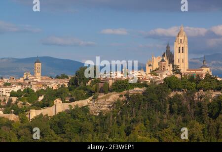Segovia, città monumentale. Alcazar, cattedrale e chiese Foto Stock