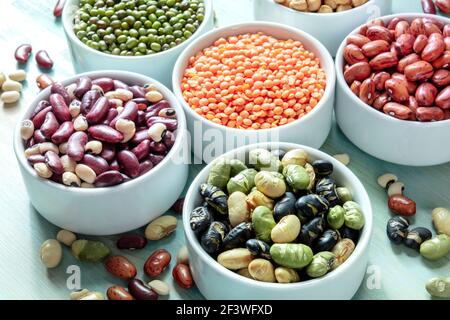 Legumi. Molti impulsi diversi in ciotole Foto Stock