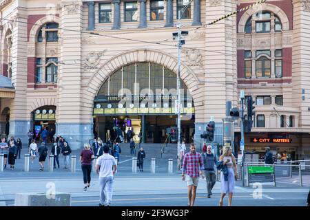 La Flinders Street stazione ferroviaria di Melbourne nel centro della città,Victoria, Australia Foto Stock